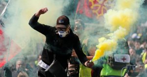 La violence du gilet jaune explose en France alors que les manifestants incendient des voitures - World News