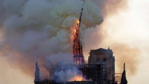 Cathédrale Notre-Dame: les pompiers s'attaquent au feu à Paris