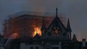 Incendie Notre-Dame: Macron s'engage à reconstruire la cathédrale