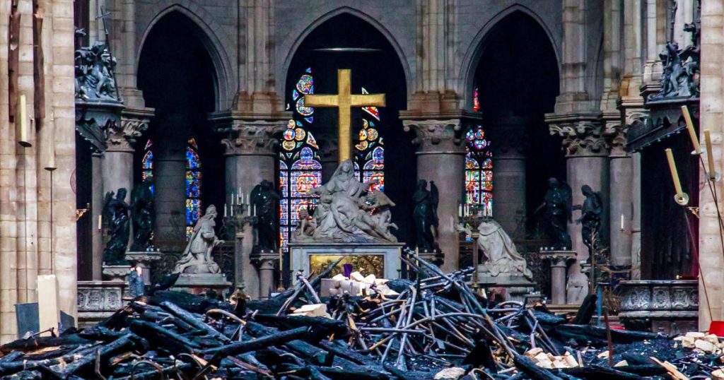 Incendies dans la cathédrale Notre-Dame: des dizaines de personnes enquêtent sur l'incendie à Notre-Dame aujourd'hui - Live updates