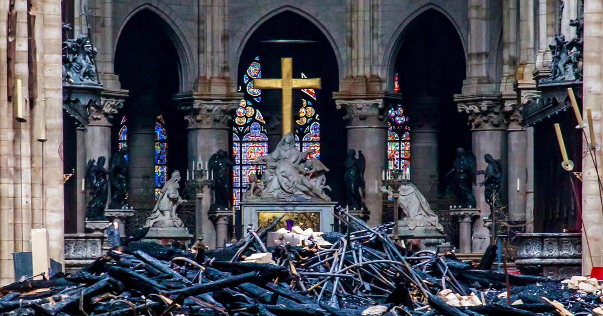 Un incendie brûle la cathédrale Notre-Dame à Paris 
