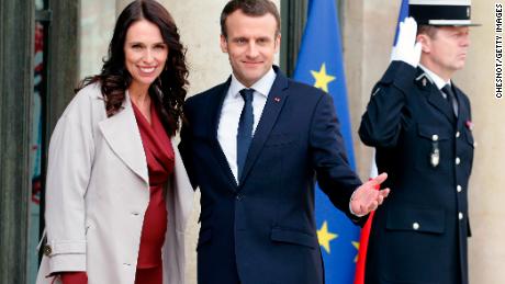 Le président français Emmanuel Macron a souhaité la bienvenue à Jacinda Ardern, première ministre de la Nouvelle-Zélande, l'an dernier à Paris. 