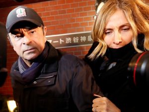 Le Français Macron promet de faire preuve de vigilance à l'égard du traitement de Ghosn après que sa femme a crié au scandale