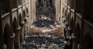 Les incendies à la cathédrale Notre-Dame restent un mystère alors que les travailleurs se précipitent pour sécuriser la structure affaiblie de Notre-Dame aujourd'hui - Live updates