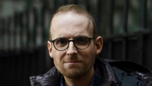 Mélange de 'fausses nouvelles' et d'indignation, le provocateur d'extrême droite révolte en France