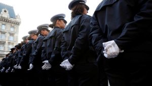 Un nombre croissant de suicides parmi la police française condamnés par un syndicat - RT World News