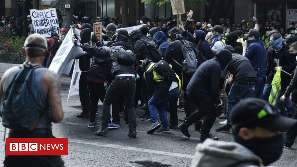 Manifestation à Paris: la police anti-émeute enquête sur des vidéos d'assaut