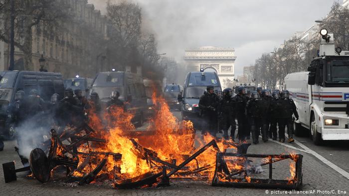 Une barricade brûle sur les Champs-Élysées (picture-alliance / AP Photo / C. Ena)