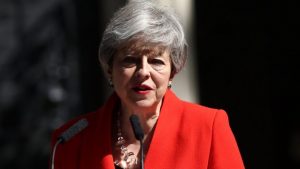 Macron demande la clarté du Brexit après la démission de mai