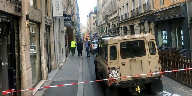 Un véhicule appartenant à des enquêteurs français anti-terroristes à proximité du site de l'attaque au centre de Lyon vendredi.