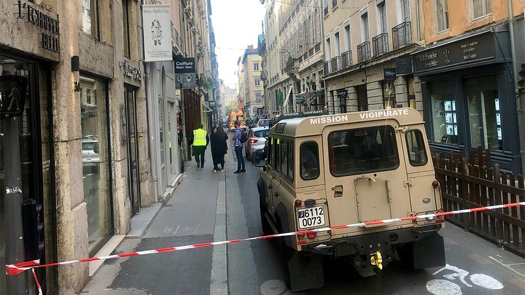 La police française chasse un homme qui a placé un engin explosif à Lyon et publie des photos de surveillance