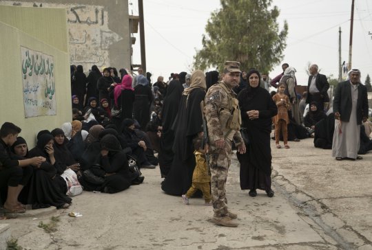 des parents attendent devant le tribunal pénal de Nineveh, l'un des deux tribunaux antiterroristes en Irak où des militants présumés de l'État islamique et leurs collaborateurs sont jugés, à Tel Keif, en Irak. Un tribunal de Bagdad a condamné dimanche trois Français à la peine de mort pour appartenance au groupe État islamique, a annoncé un responsable judiciaire irakien. Ce responsable a déclaré que les trois hommes faisaient partie des 12 citoyens français remis en Irak en janvier par les forces démocratiques syriennes soutenues par les États-Unis. Ensuite, SDF a remis à l'Irak des centaines de membres présumés de l'EI au cours des derniers mois