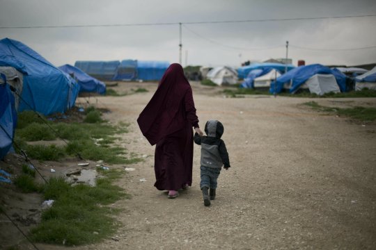 Samira, une ressortissante belge mariée à Karam El-Harchaoui, membre de l'État islamique français, se promène avec son fils au Camp Roj, dans le nord de la Syrie.
