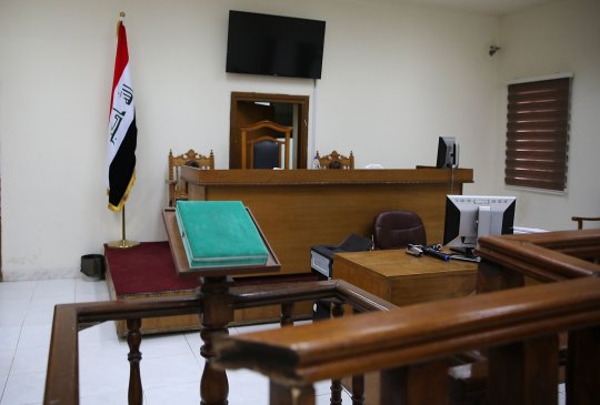 Une photo montre une salle d'audience du bâtiment principal de la cour d'appel du Karkh à Bagdad, dans le secteur ouest de la capitale irakienne, le 29 mai 2019, où des djihadistes français accusés d'appartenance à l'État islamique sont jugés. - Le tribunal de Bagdad a condamné un Français à mort pour avoir rejoint le groupe des États islamiques, portant à sept le nombre de djihadistes français condamnés à mort en Irak. (Photo par SABAH ARAR / AFP) SABAH ARAR / AFP / Getty Images