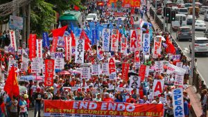 Dernières nouvelles: des manifestants bloqués sur le site d'un tunnel de l'UE en Italie