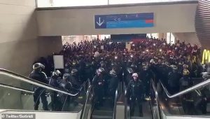 Quelque 500 immigrés sans papiers ont occupé le terminal 2 de Charles de Gaulle hier, exigeant de rencontrer des représentants d'Air France