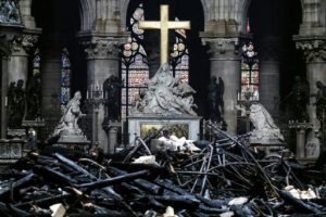 Des députés français débattent de la loi sur la restauration rapide de Notre-Dame
