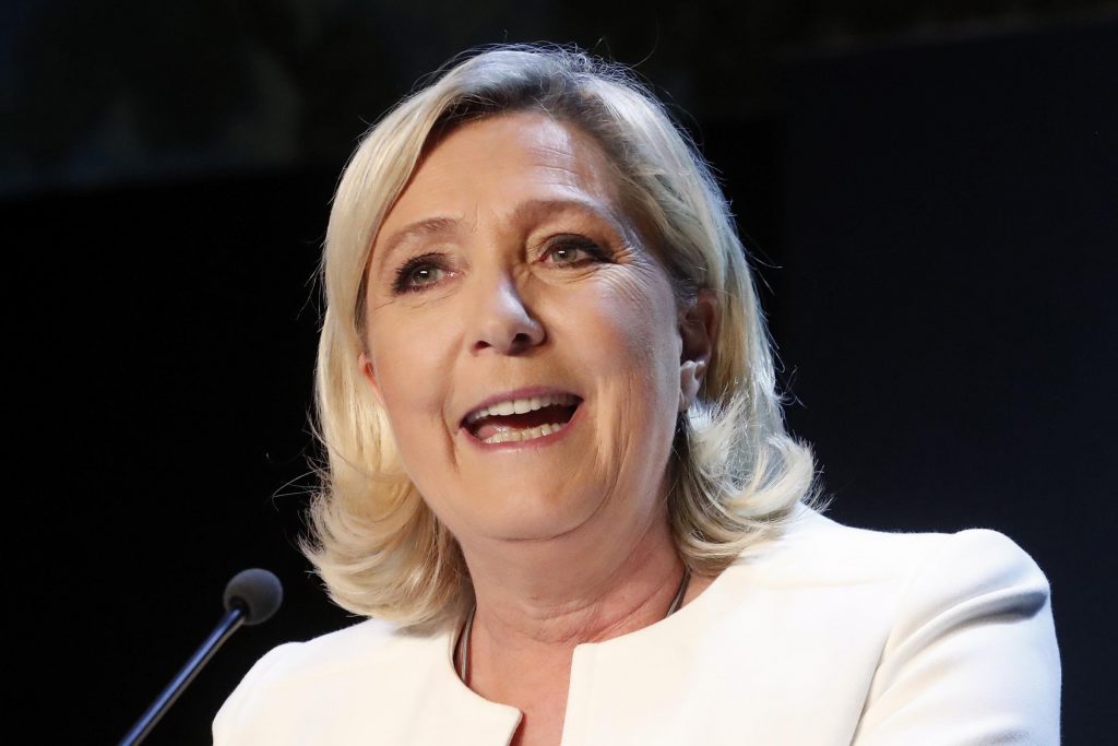 L'extrême droite de Le Pen l'emporte sur les centristes du président Macron en France