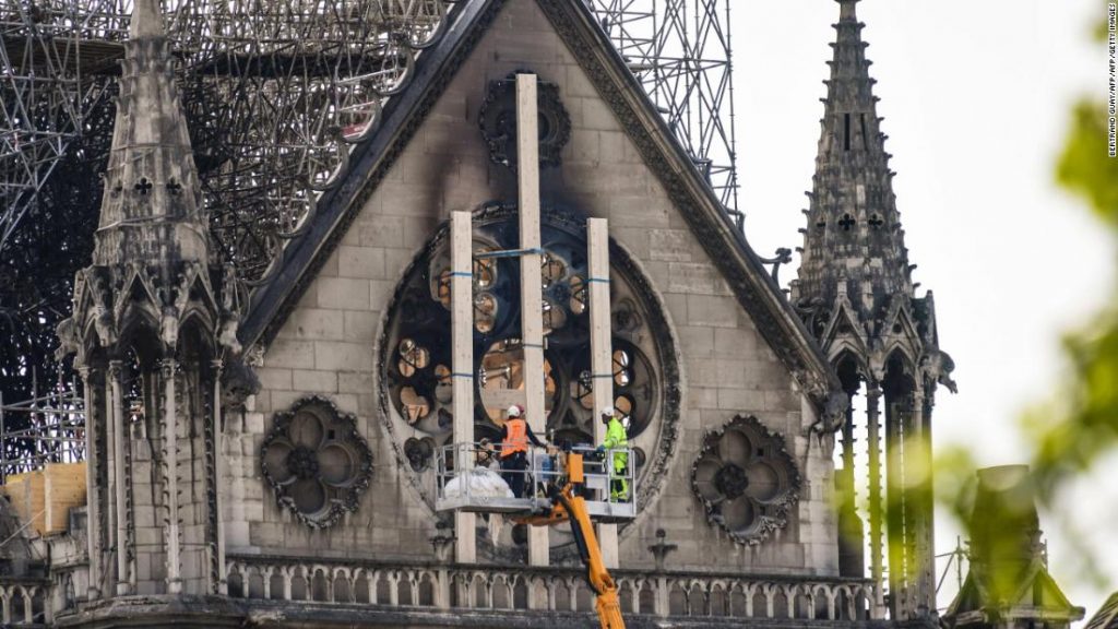 La France dit que Notre Dame doit être restaurée exactement telle qu'elle était