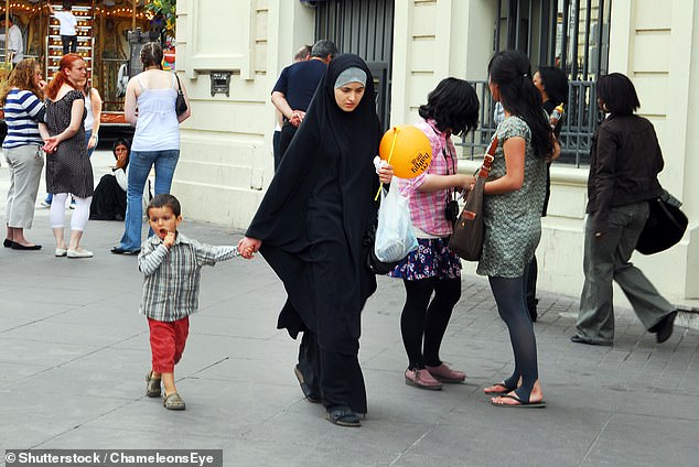 Le Sénat français a voté en faveur de l'interdiction du port du foulard lors de l'accompagnement d'enfants lors de voyages scolaires (stock)