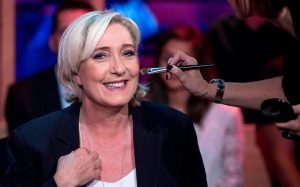 Les députés français demandent une enquête sur les liens de Steve Bannon avec Marine Le Pen