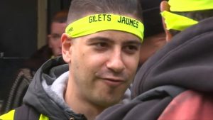 Les stars françaises remettent leurs "gilets jaunes" alors que les manifestants reprennent leur marche, Europe News & Top Stories