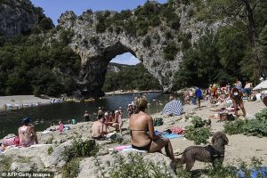 L'alcool est banni des gorges du sud de la France cet été parce que les randonneurs et les campeurs ont causé trop d'accidents