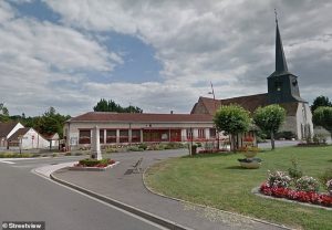 Le maire de Montereau (photo) du nord de la France a publié un décret déclarant qu'il était "favorable à la distribution des petites pilules bleues"