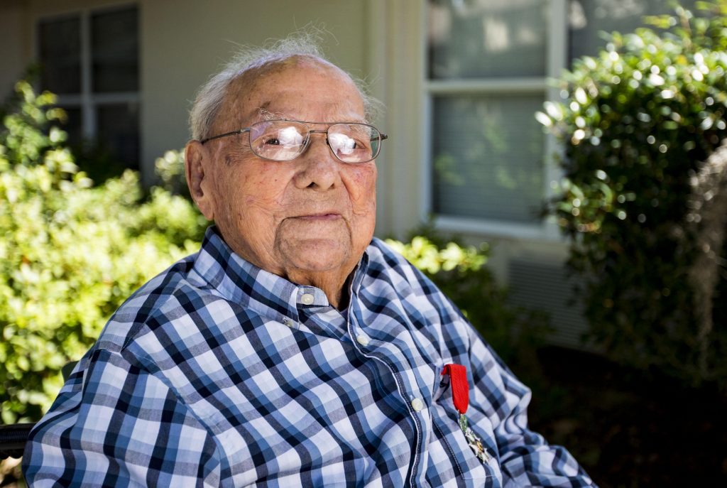 Vétérinaire français de 104 ans récompensé pour son service militaire dans la Seconde Guerre mondiale - Actualités - Gainesville Sun