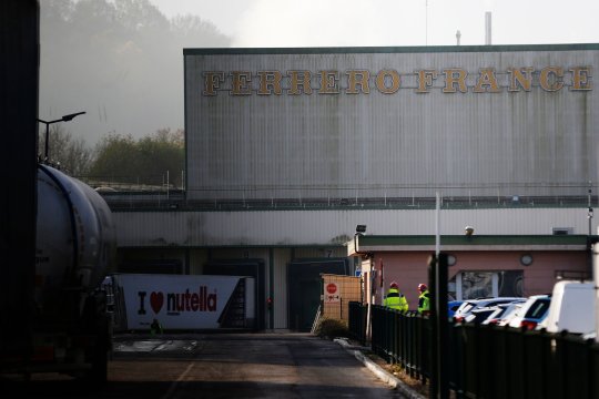 (FILES) Une photo de fichier prise le 27 novembre 2018 montre l’usine Ferrero de Villers-Ecalles, dans le nord-ouest de la France. - Le 3 juin 2019, des syndicats ont déclaré que des travailleurs en grève pour obtenir un salaire plus élevé bloquent depuis une semaine une usine du nord de la France qui produit le quart du Nutella dans le monde. Cette information est inquiétante pour les consommateurs de cacao et de noisettes. L’arrêt a touché l’usine Villers-Ecalles du géant italien de la confiserie, Ferrero, qui produit normalement 600 000 pots par jour, ce qui en fait le plus grand producteur de nutella au monde. (Photo de CHARLY TRIBALLEAU / AFP) CHARLY TRIBALLEAU / AFP / Getty Images