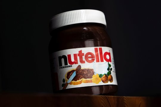 (ARCHIVES) Dans cette photo, photo prise le 05 février 2019 Un pot de pâte à tartiner au chocolat Nutella est photographié à Manta, près de Cuneo, dans le nord-ouest de l'Italie, le 5 février 2019. - Une plante du nord de la France qui représente le quart du Nutella dans le monde a été bloquée pendant une semaine par des travailleurs en grève pour obtenir un salaire plus élevé, ont déclaré des syndicats le 3 juin 2019, dans une nouvelle inquiétante pour les consommateurs de cacao et de noisette à tartiner. L’arrêt a touché l’usine Villers-Ecalles du géant italien de la confiserie, Ferrero, qui produit normalement 600 000 pots par jour, ce qui en fait le plus grand producteur de nutella au monde. (Photo de MARCO BERTORELLO / AFP) MARCO BERTORELLO / AFP / Getty Images