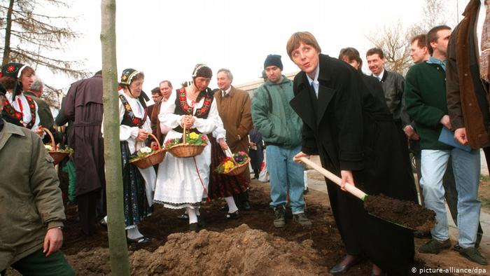 Merkel plante le premier des 1 000 arbres du Mecklenberg