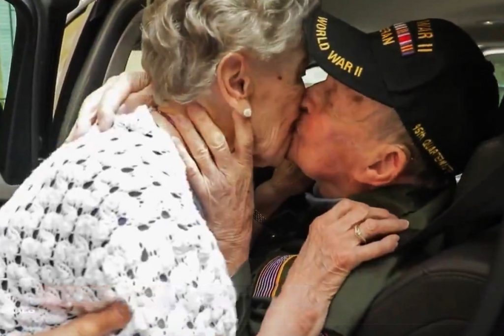 Un soldat américain embrasse une française rencontrée lors de la Seconde guerre mondiale et déclare «il l'aima toujours» à l'occasion du 75e anniversaire du jour J - The Sun