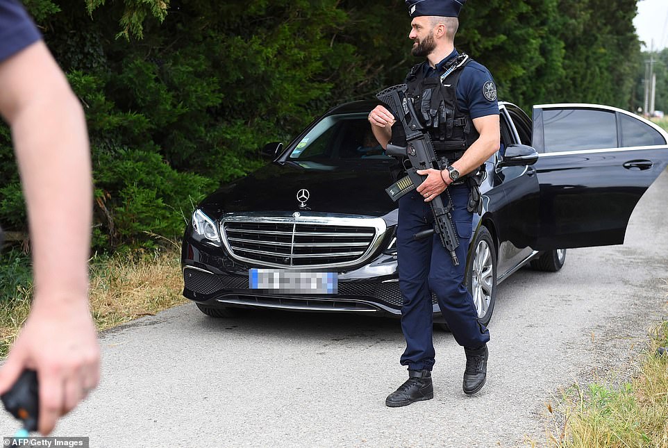 Des gendarmes français ont été vus sécurisant la route menant à la propriété où séjournent Barack Obama et sa famille