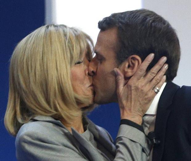HeraldScotland: Passionné: Emmanuel Macron, candidat à la présidence du parti centriste français, embrasse sa femme Brigitte
