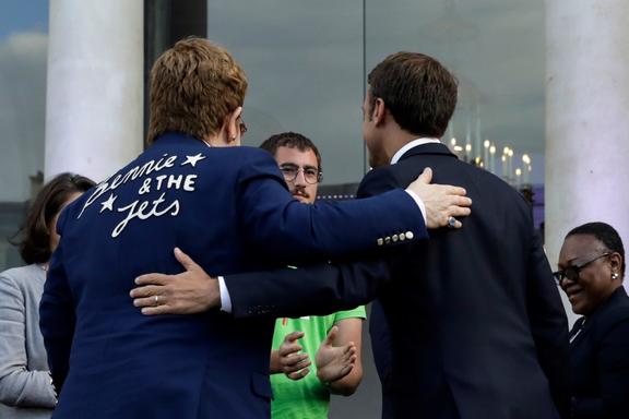 Le 21 juin 2019, le président français Emmanuel Macron (à droite) et l'auteur-compositeur-interprète britannique Elton John s'embrassent devant un public enthousiaste dans la cour de l'Elysée 