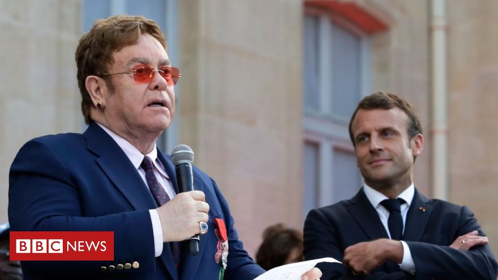 Elton John reçoit la plus haute distinction civile de France: la Légion d'Honneur