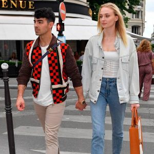 Sophie Turner et Joe Jonas présentent une PDA en France avant le mariage n ° 2