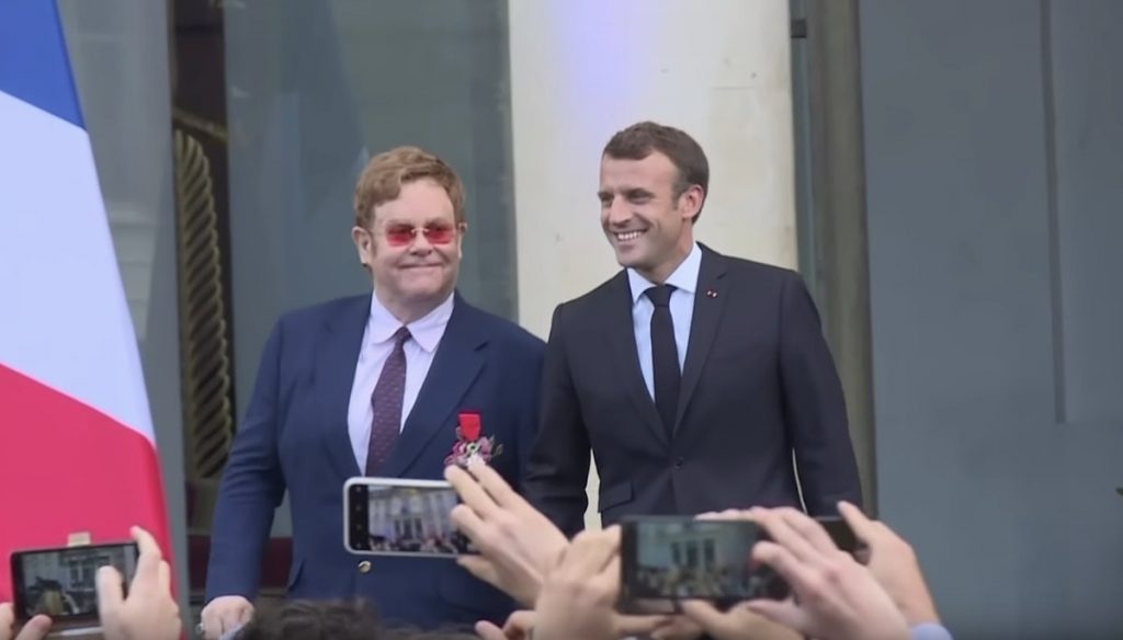Elton John reçoit la plus haute distinction civile en France: WATCH