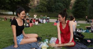 Les parisiens affluent vers les parcs alors qu'une chaleur record frappe l'Europe