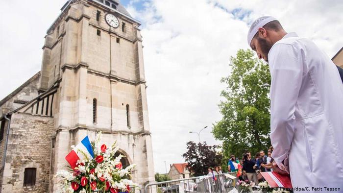 Un musulman pleure devant une église (picture-alliance / dpa / C. Petit Tesson)
