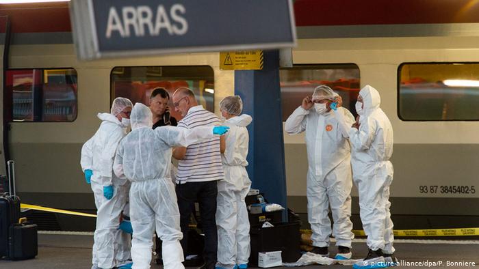 Les enquêteurs recherchent un train assis dans la gare (picture-alliance / dpa / P. Bonniere)