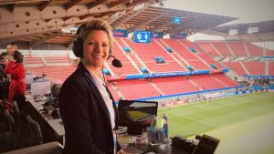 Coupe du Monde Féminine de la FIFA 2019 ™ - Actualités - La commentatrice Oatley boucle la boucle en France