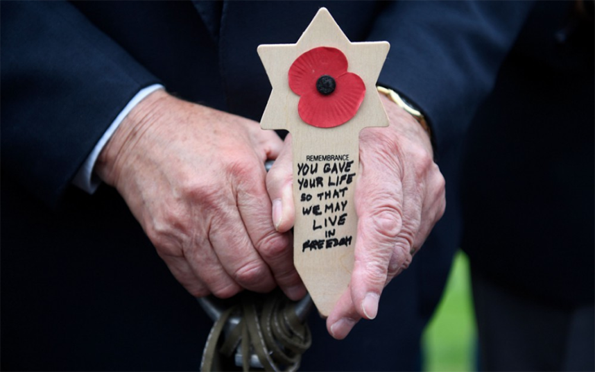 Commémorations du jour J: Theresa May remercie les anciens combattants dans un discours émouvant à l'occasion du 75e anniversaire de leur mariage