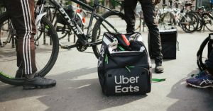 Des coursiers de Food App exploitent les migrants qui cherchent désespérément du travail en France