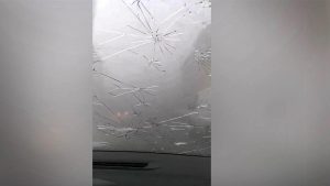 Des grêlons géants cassent le pare-brise d'une voiture en France - Irish Times