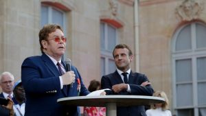 Elton John remporte le premier prix français et rejoint l'appel à la lutte contre le sida