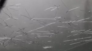 Grêle cailleuse brise le pare-brise d'une voiture alors qu'une violente tempête secoue la France rurale