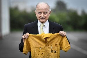 Jacques Marinelli poses with the Tour de France yellow jersey he won in 1949. (AFP / STEPHANE DE SAKUTIN/MANILA BULLETIN)