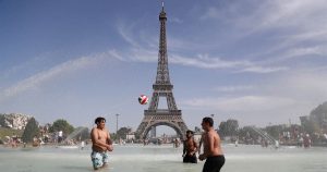 La chaleur record en Europe oblige les touristes à s'adapter